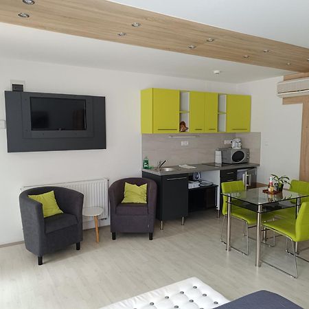 Ujhely Apartmanhaz Siófok Buitenkant foto