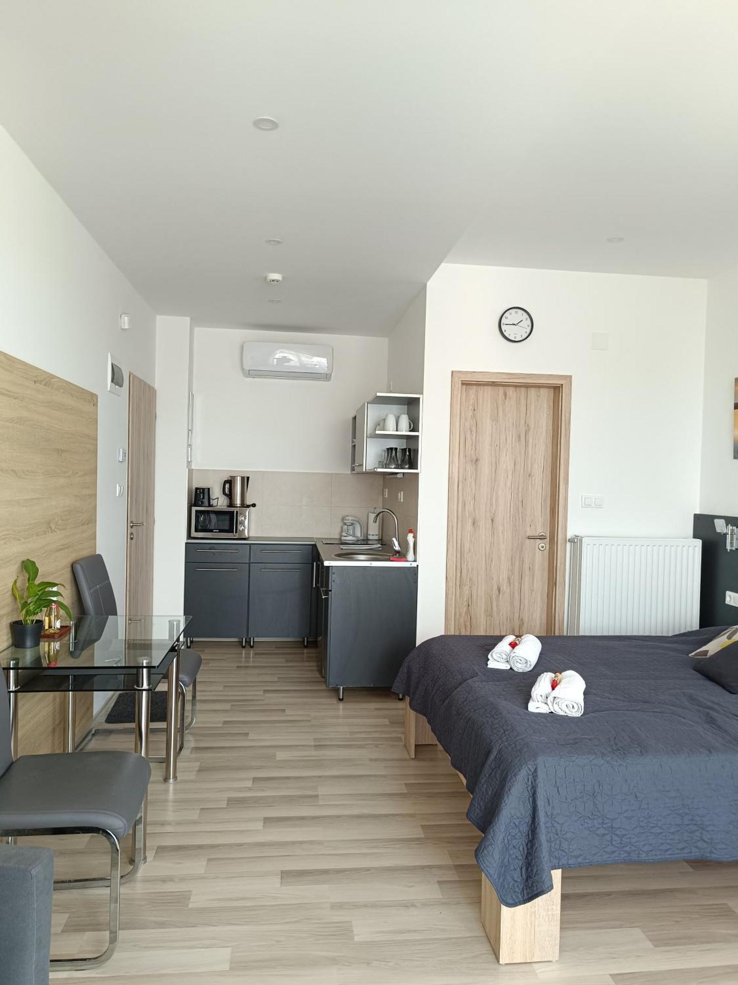 Ujhely Apartmanhaz Siófok Buitenkant foto