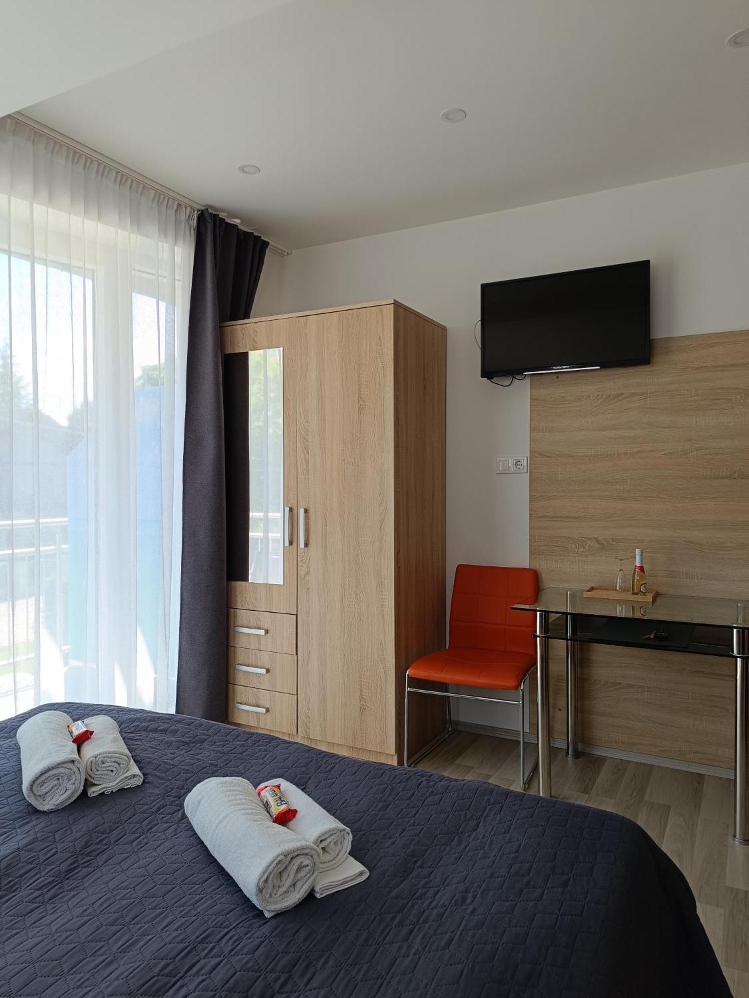 Ujhely Apartmanhaz Siófok Buitenkant foto
