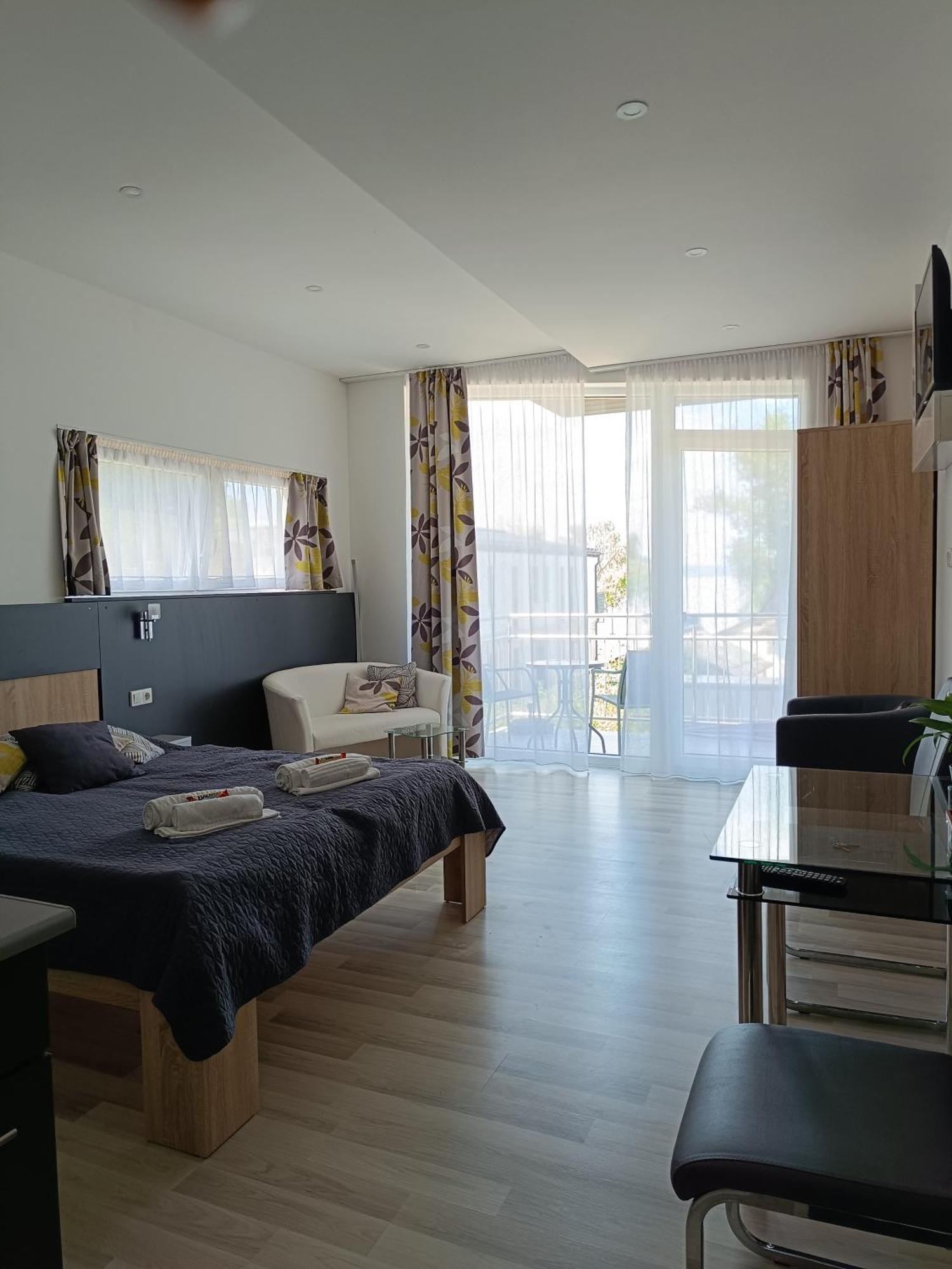 Ujhely Apartmanhaz Siófok Buitenkant foto
