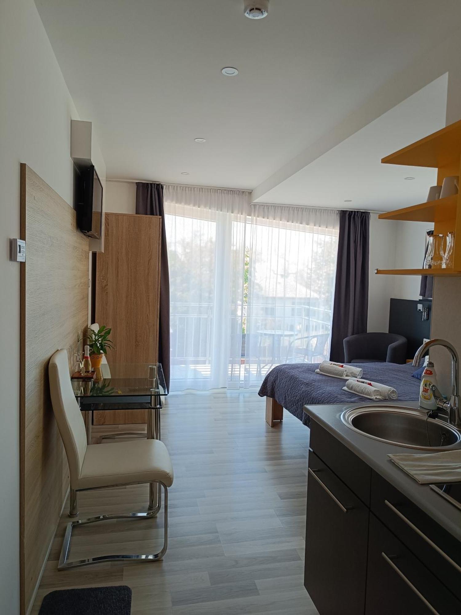 Ujhely Apartmanhaz Siófok Buitenkant foto