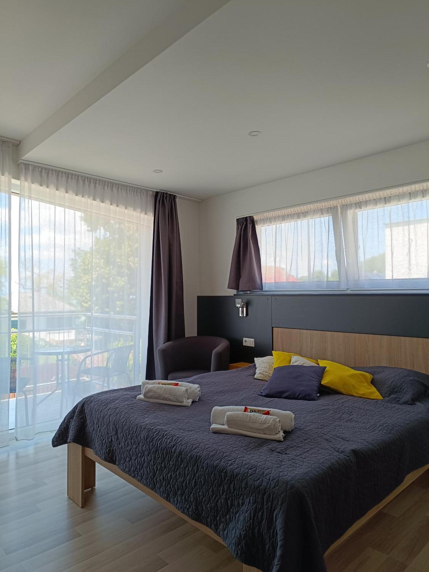 Ujhely Apartmanhaz Siófok Buitenkant foto