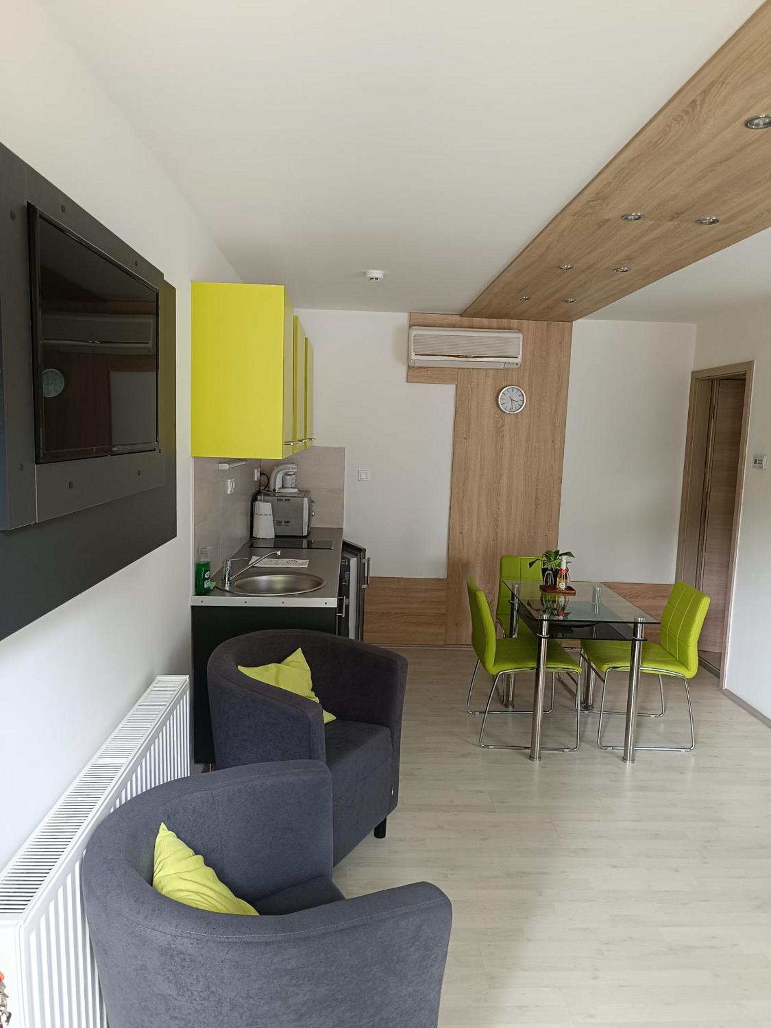 Ujhely Apartmanhaz Siófok Buitenkant foto