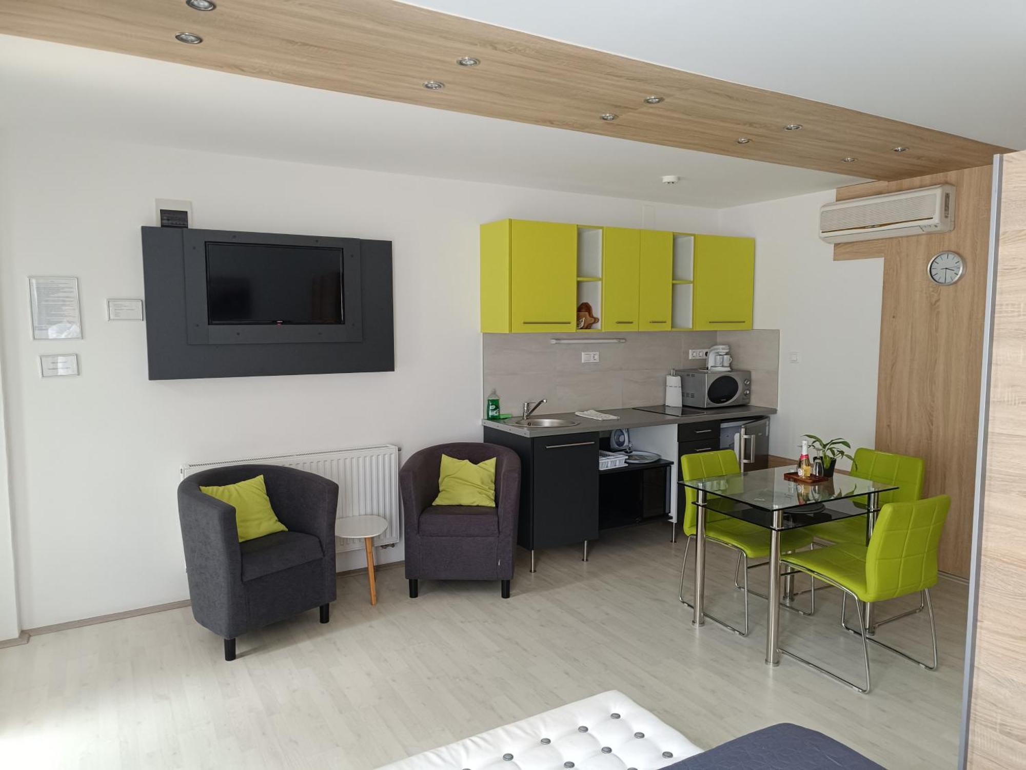 Ujhely Apartmanhaz Siófok Buitenkant foto