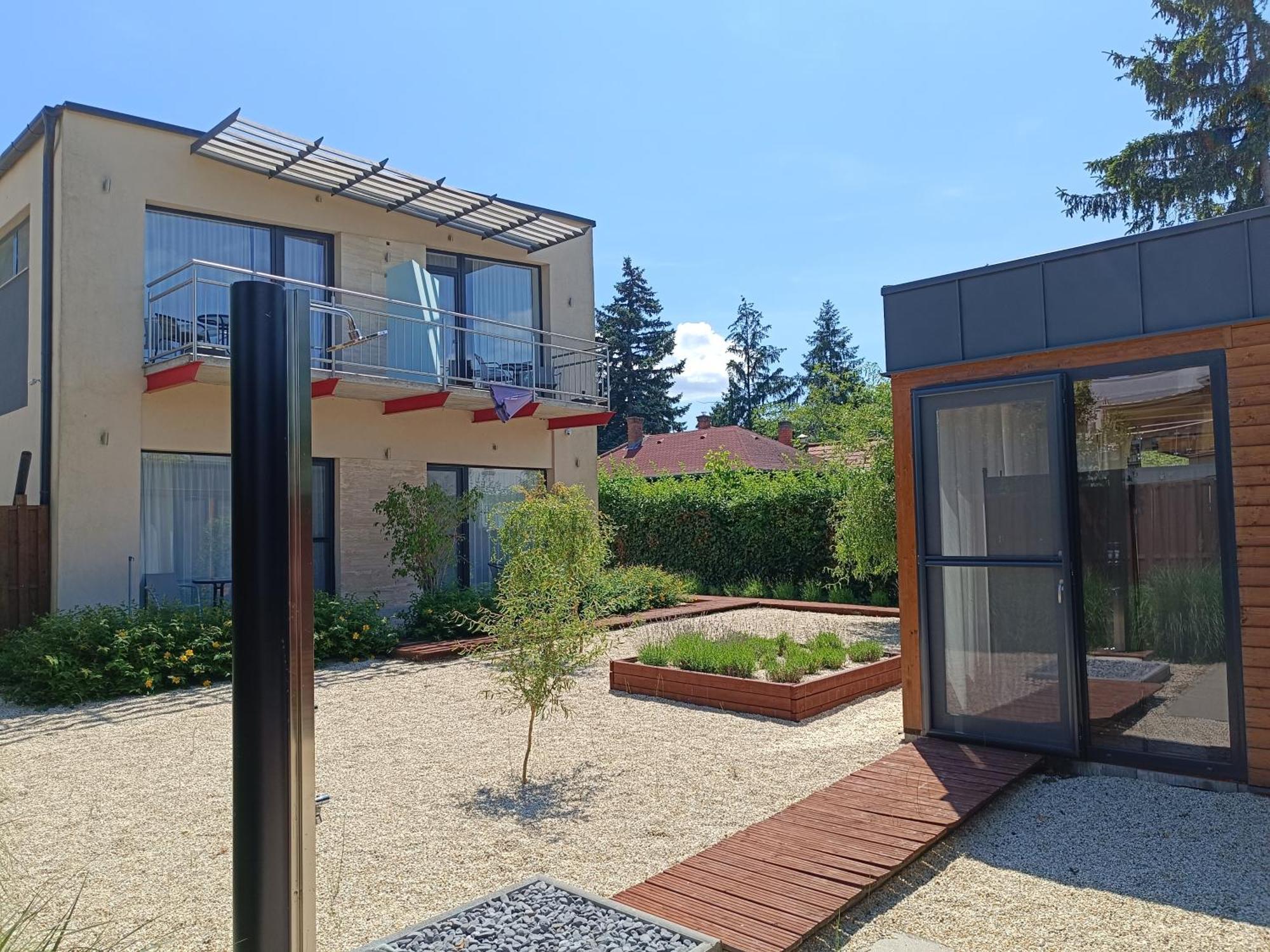 Ujhely Apartmanhaz Siófok Buitenkant foto